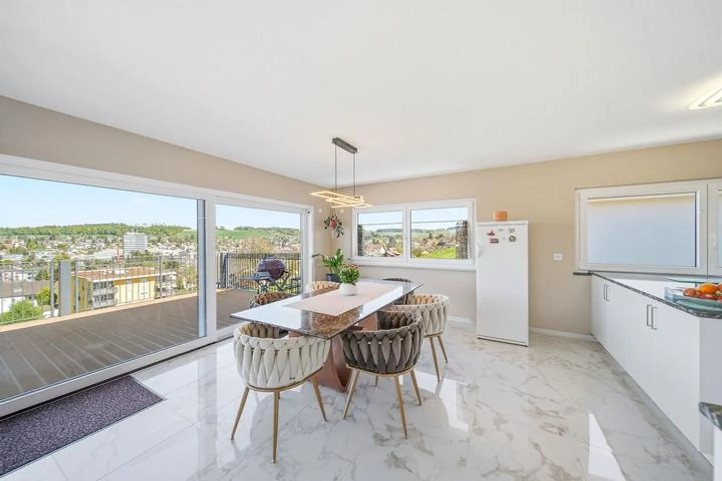 Maison familiale moderne avec terrasses - Photo 3 sur 9