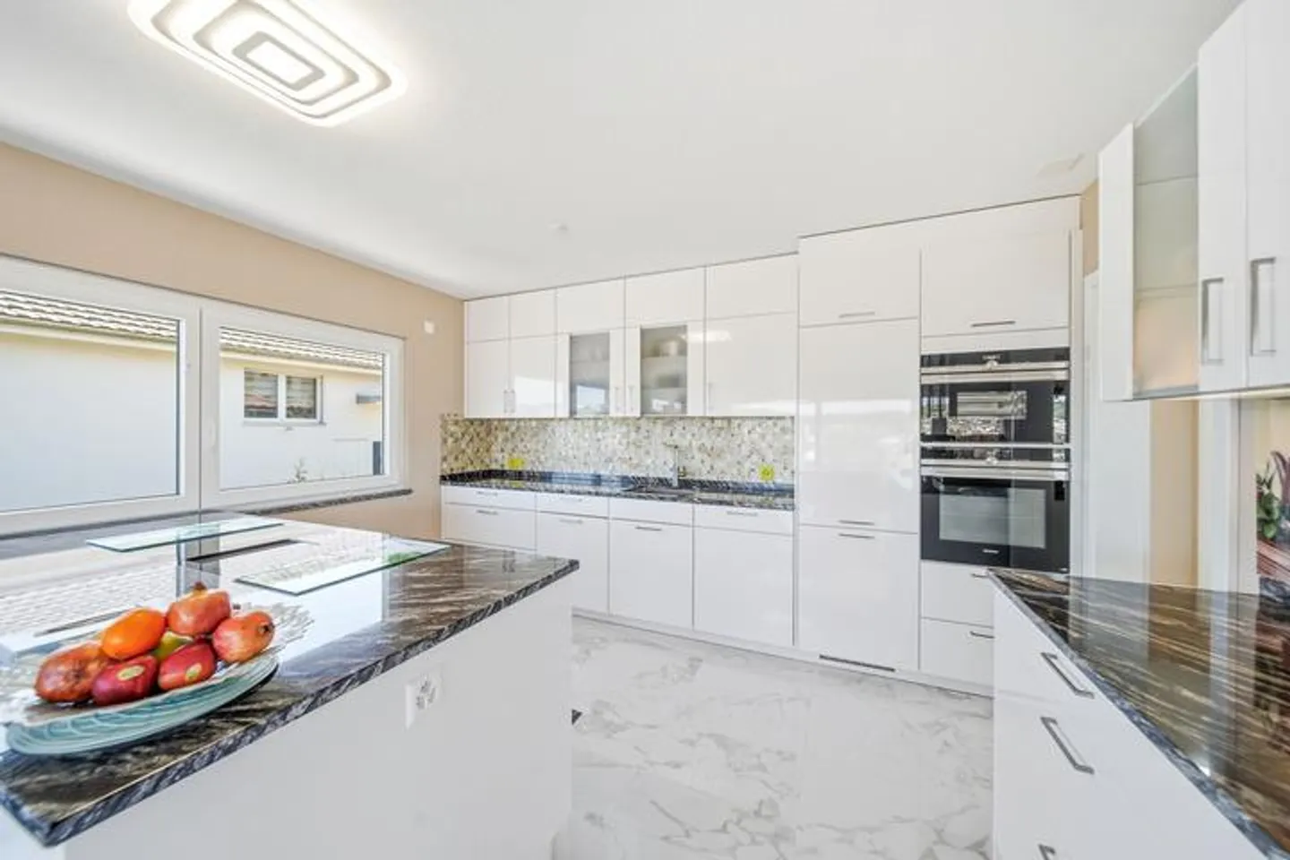 Maison familiale moderne avec terrasses - Photo 4 sur 9