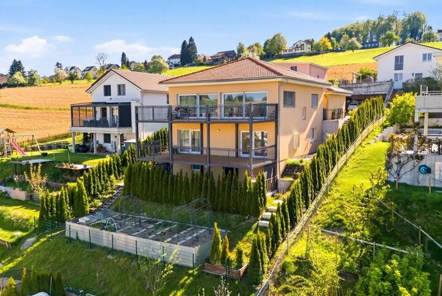 Maison familiale moderne avec terrasses - Photo 1 sur 9