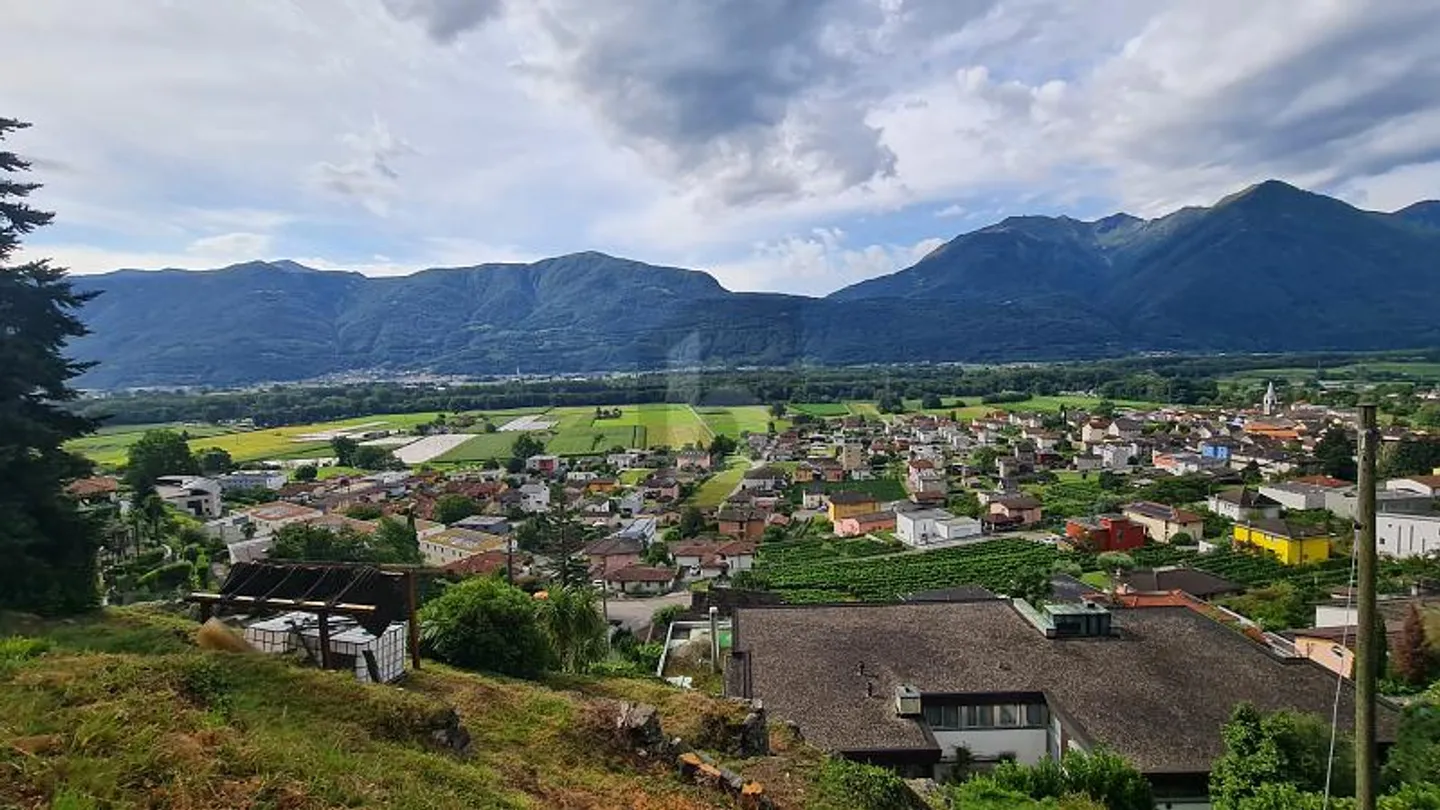 TRANQUILLO E SOLEGGIATO CON VISTA - Foto 1 di 5