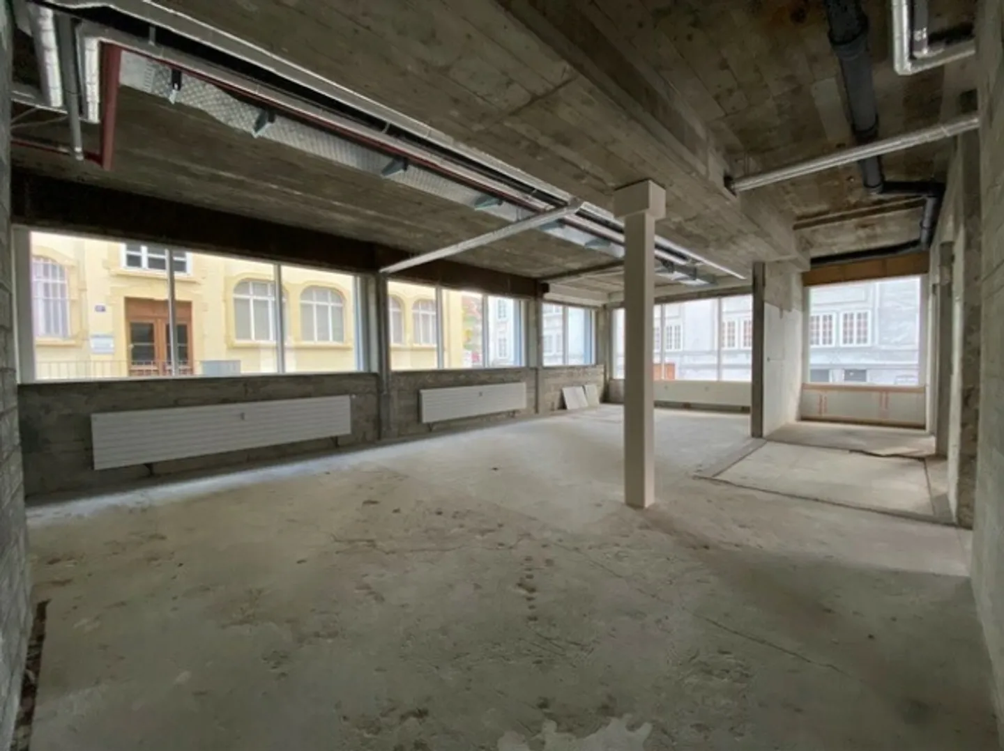 Mixed-use building for rent - Photo 9 of 10