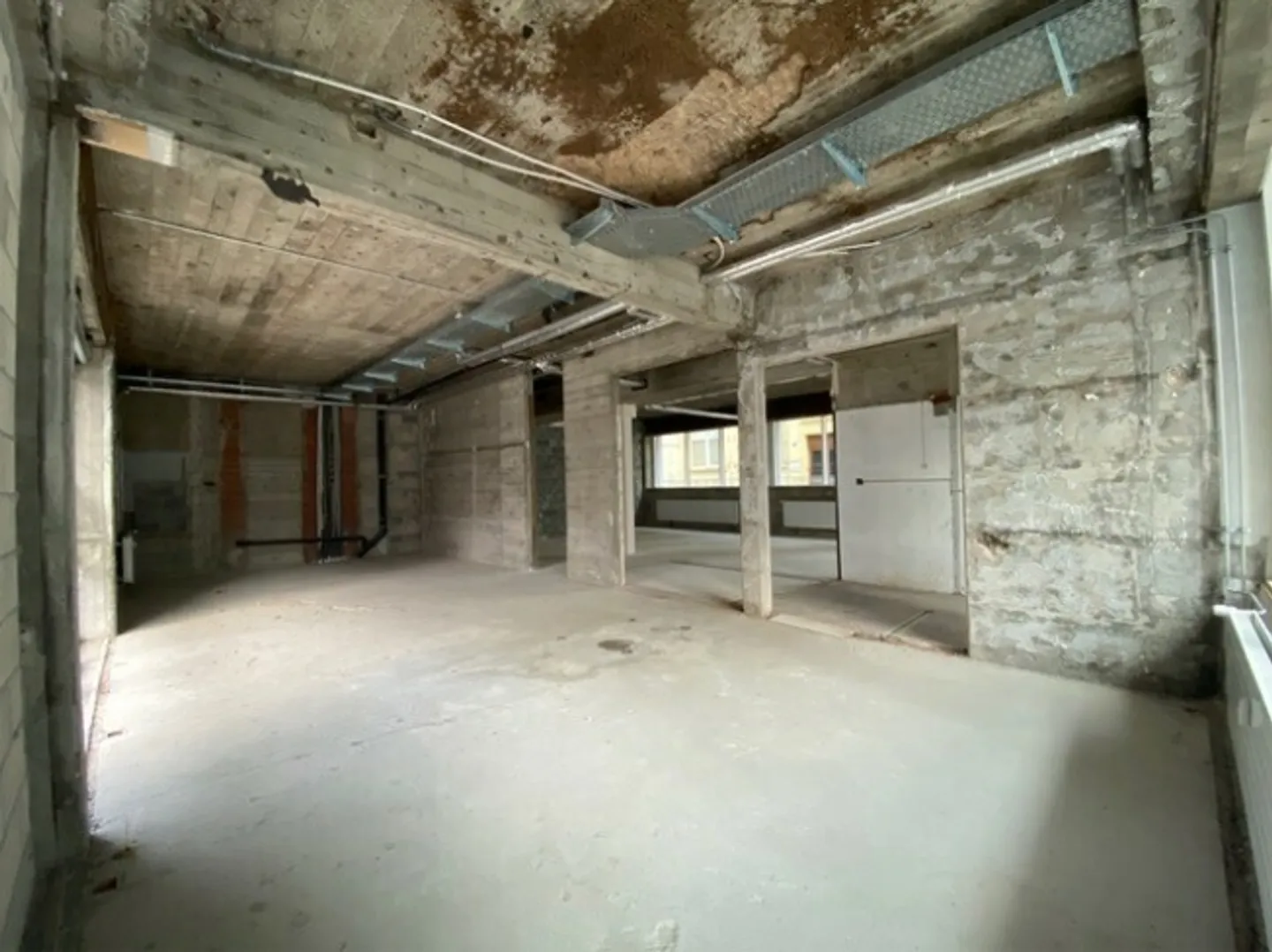 Mixed-use building for rent - Photo 2 of 10