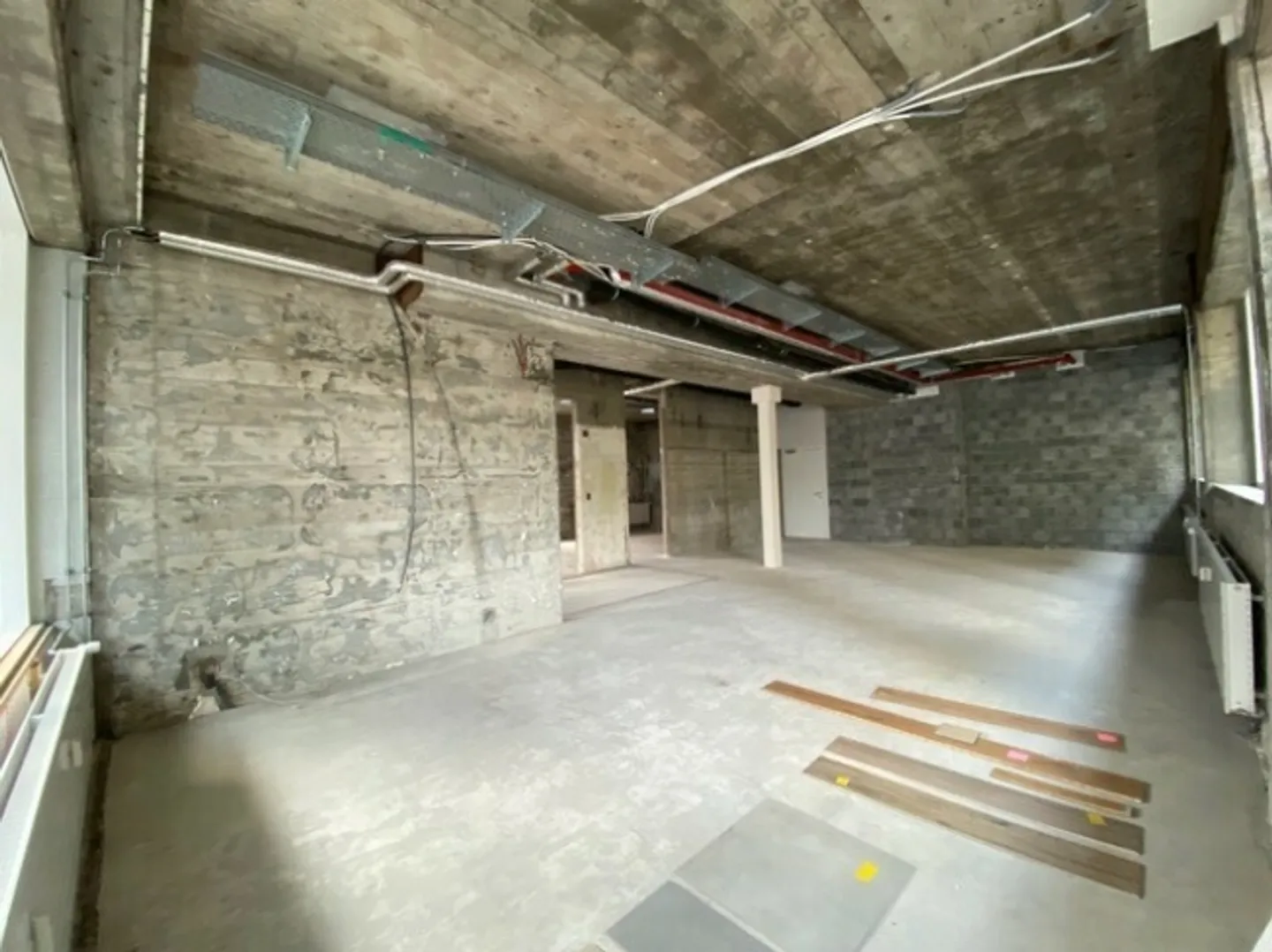Mixed-use building for rent - Photo 3 of 10