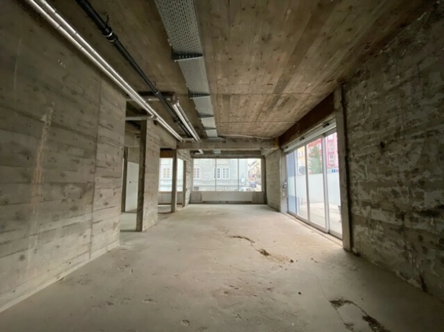 Mixed-use building for rent - Photo 4 of 10