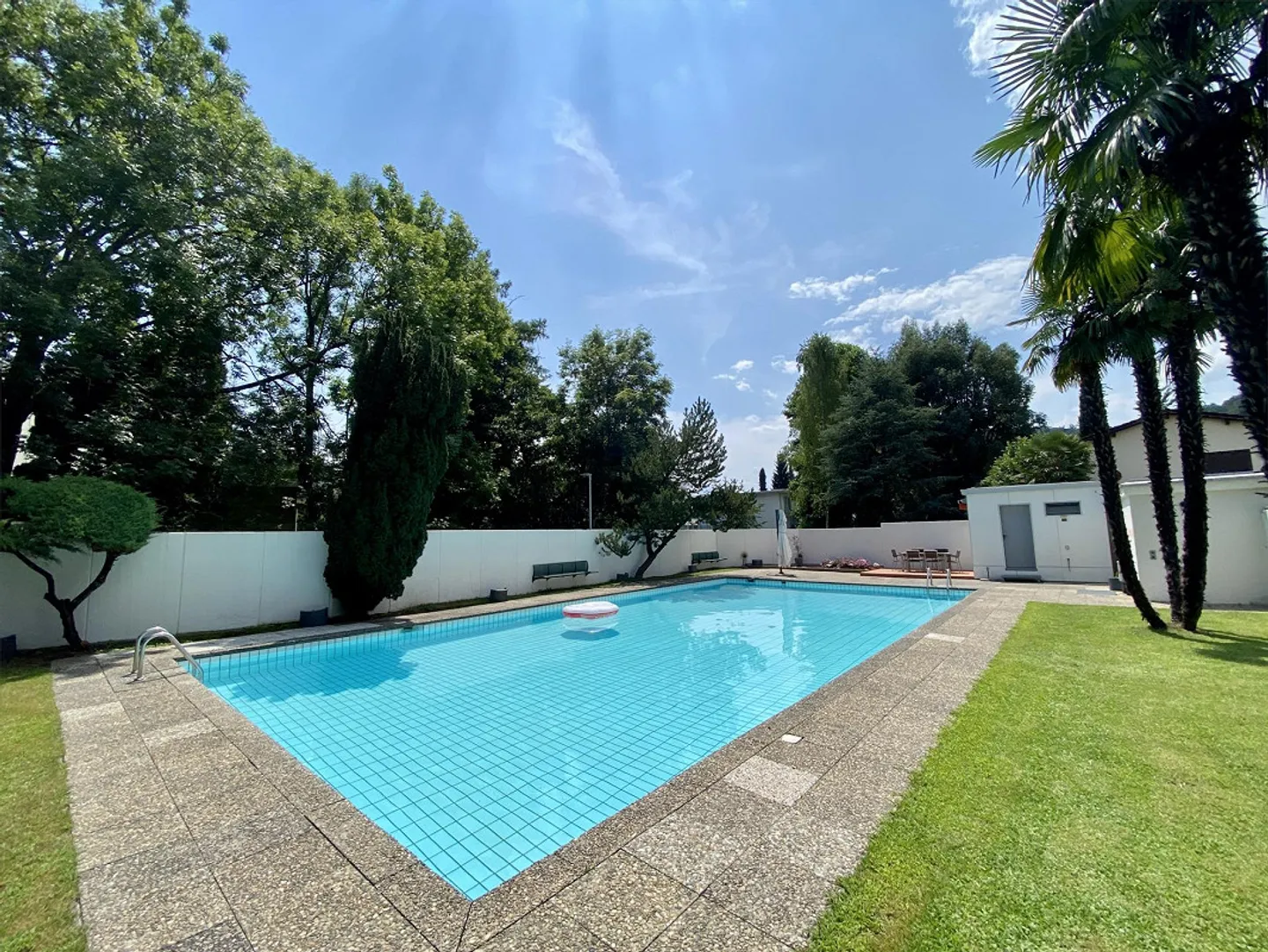 APPARTEMENT 4.5 PIÈCES RÉNOVÉ - DANS UN IMMEUBLE AVEC PISCINE COMMUNAUTAIRE - Photo 2 sur 13