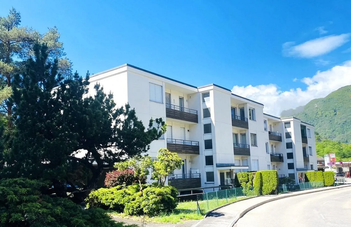 APPARTEMENT 4.5 PIÈCES RÉNOVÉ - DANS UN IMMEUBLE AVEC PISCINE COMMUNAUTAIRE - Photo 1 sur 13