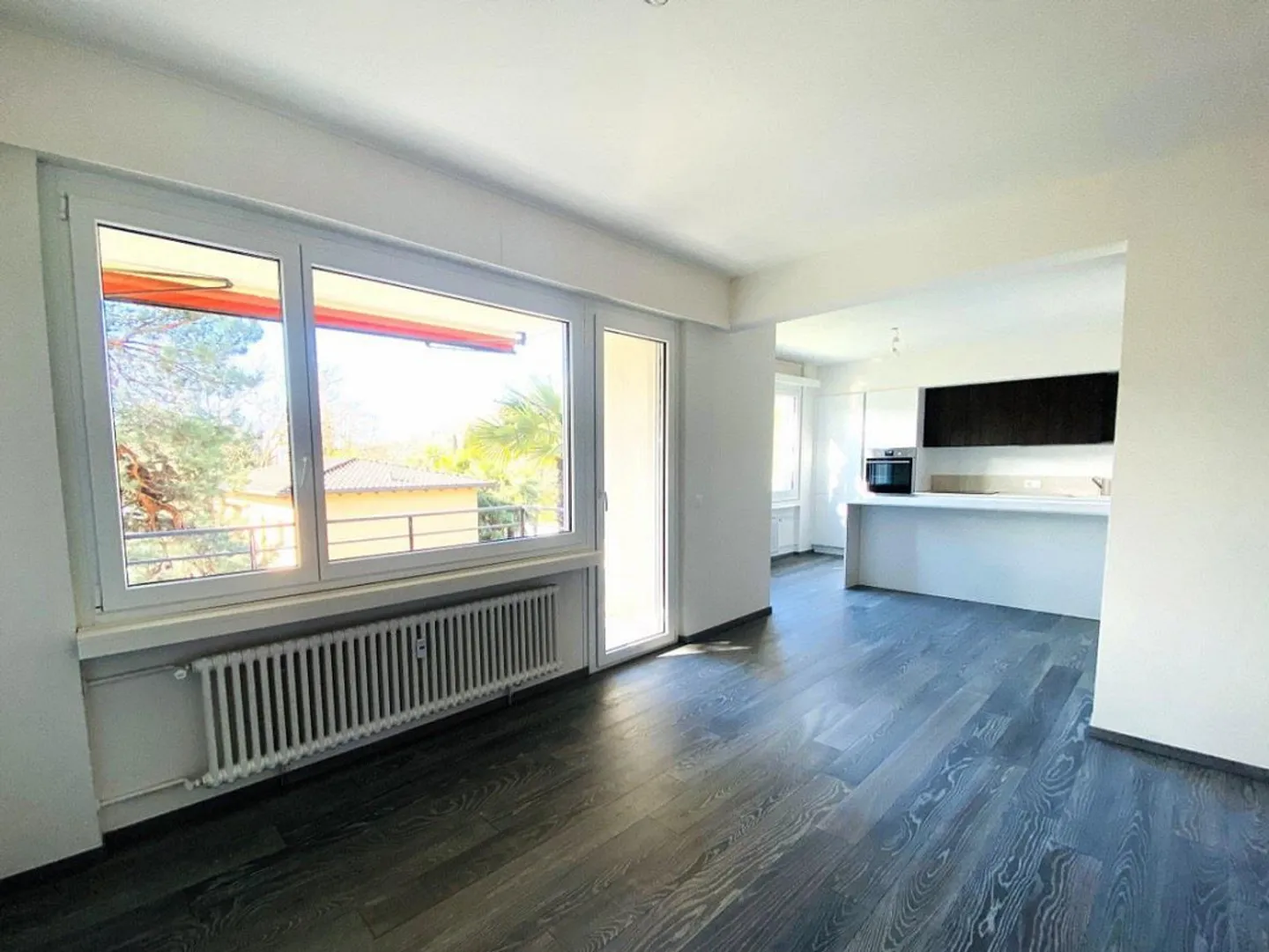 APPARTEMENT 4.5 PIÈCES RÉNOVÉ - DANS UN IMMEUBLE AVEC PISCINE COMMUNAUTAIRE - Photo 5 sur 13