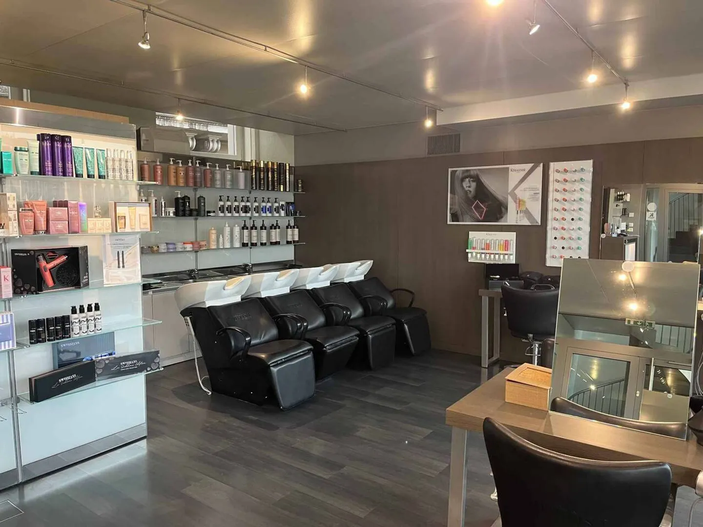 Hairdressing-barber salon in the city center with a view of the cathedral - Photo 1 of 5