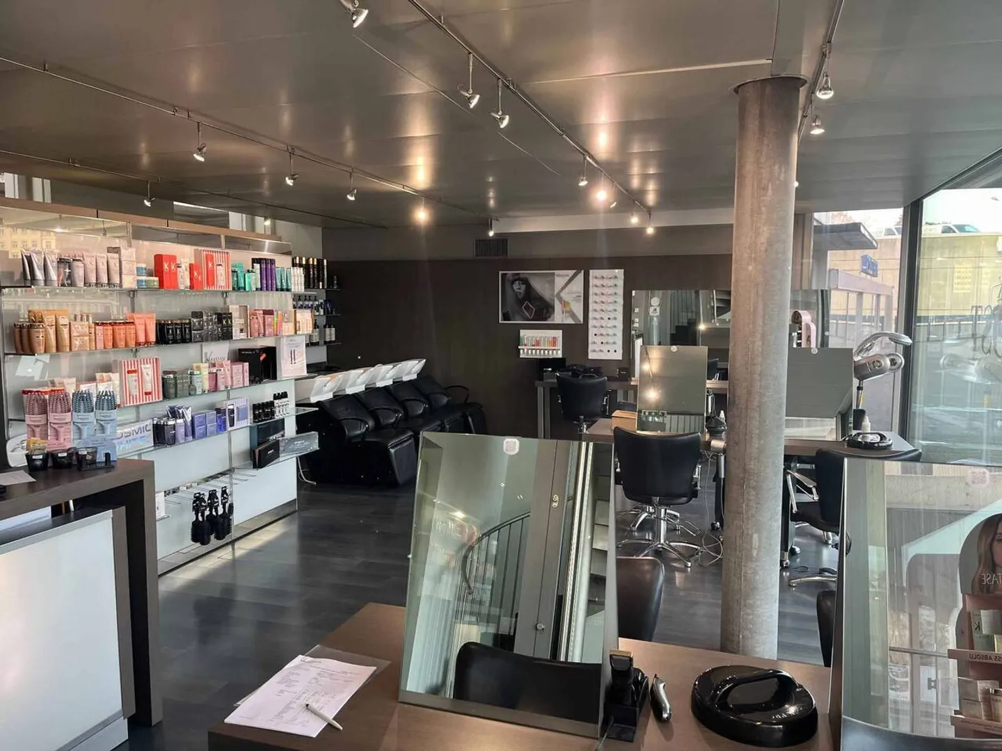 Hairdressing-barber salon in the city center with a view of the cathedral - Photo 2 of 5
