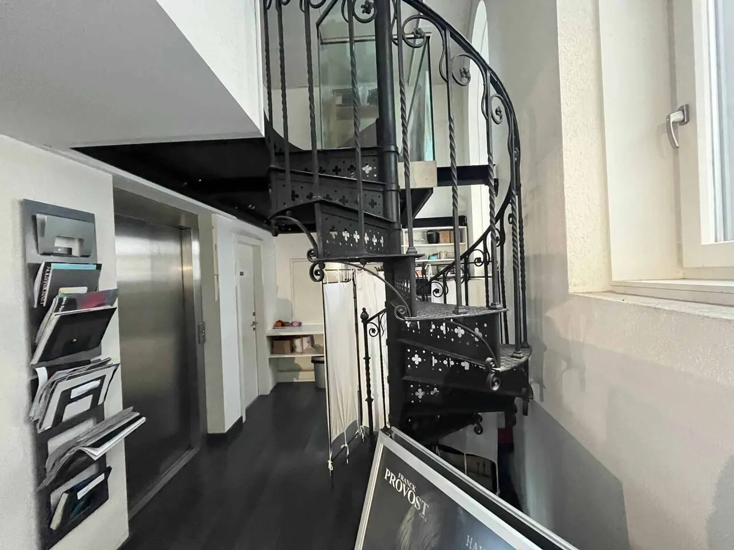 Hairdressing-barber salon in the city center with a view of the cathedral - Photo 3 of 5