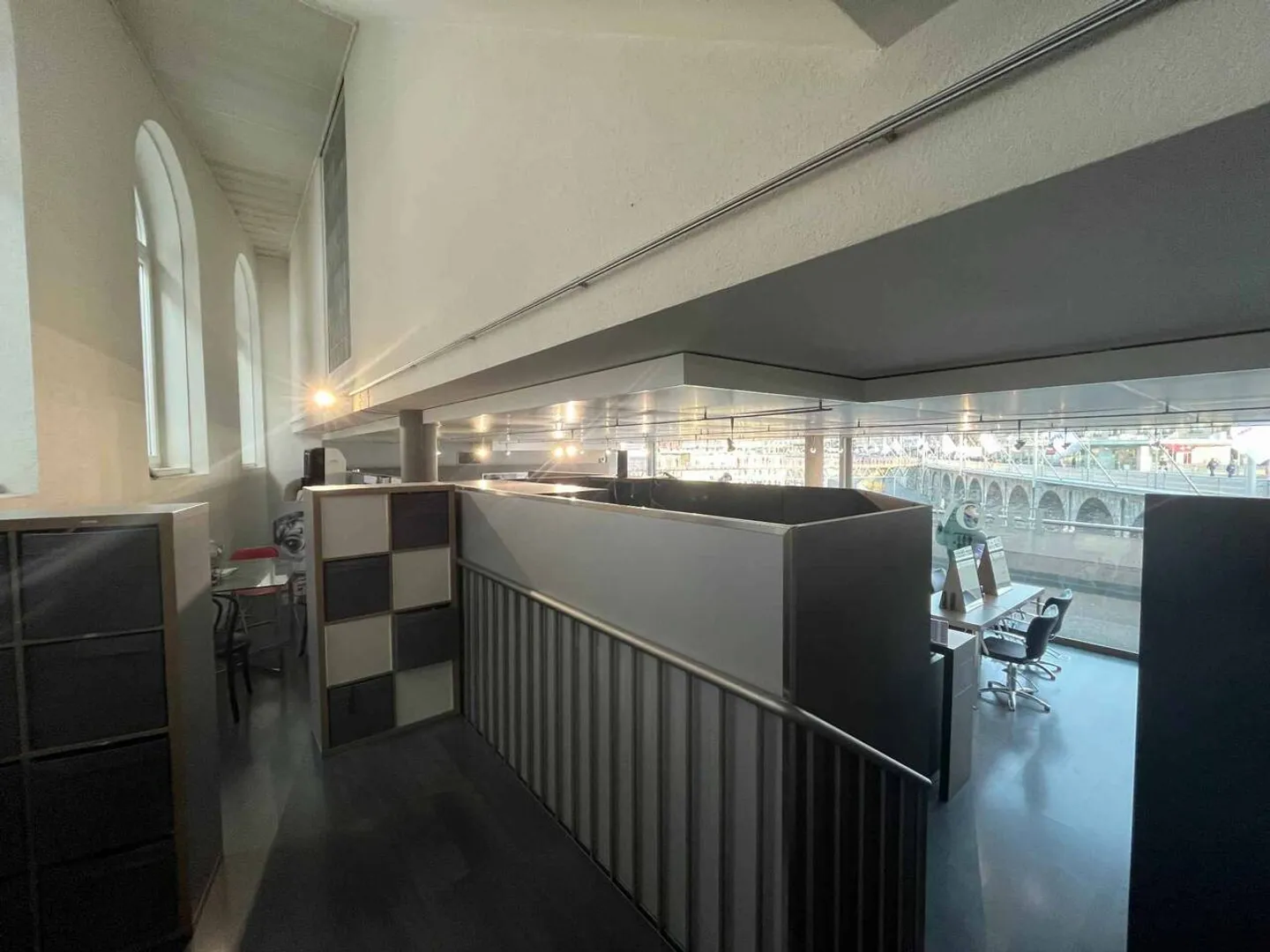 Hairdressing-barber salon in the city center with a view of the cathedral - Photo 4 of 5