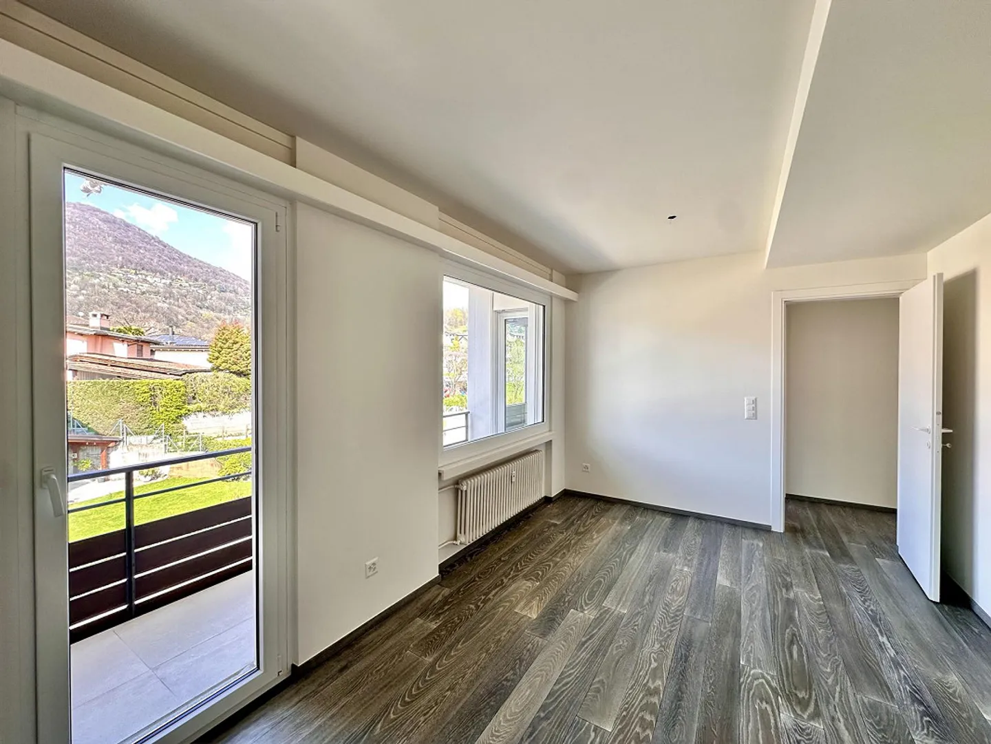 APPARTEMENT 4.5 PIÈCES RÉNOVÉ - DANS UN IMMEUBLE AVEC PISCINE COMMUNAUTAIRE - Photo 10 sur 13