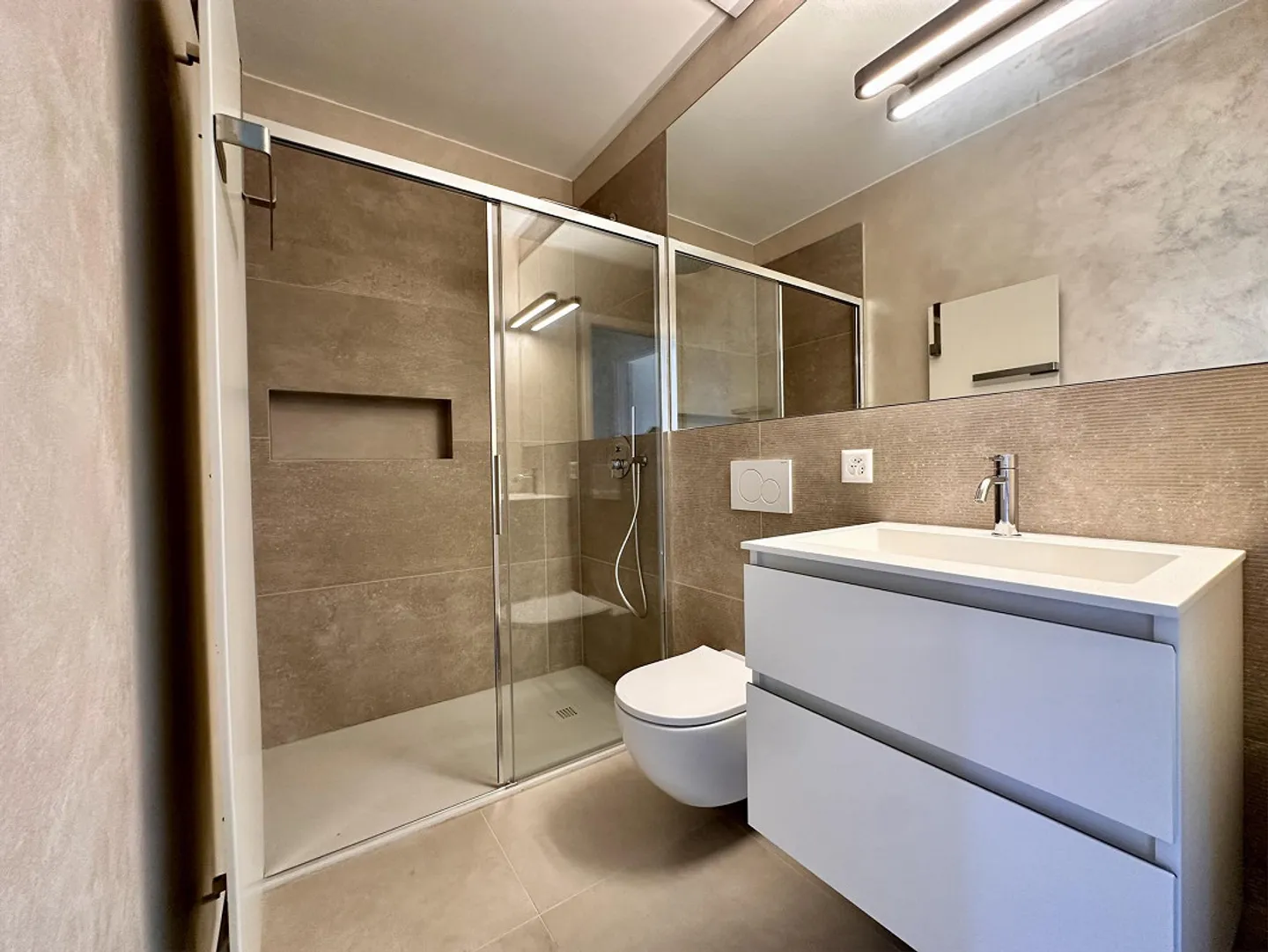 APPARTEMENT 4.5 PIÈCES RÉNOVÉ - DANS UN IMMEUBLE AVEC PISCINE COMMUNAUTAIRE - Photo 11 sur 13
