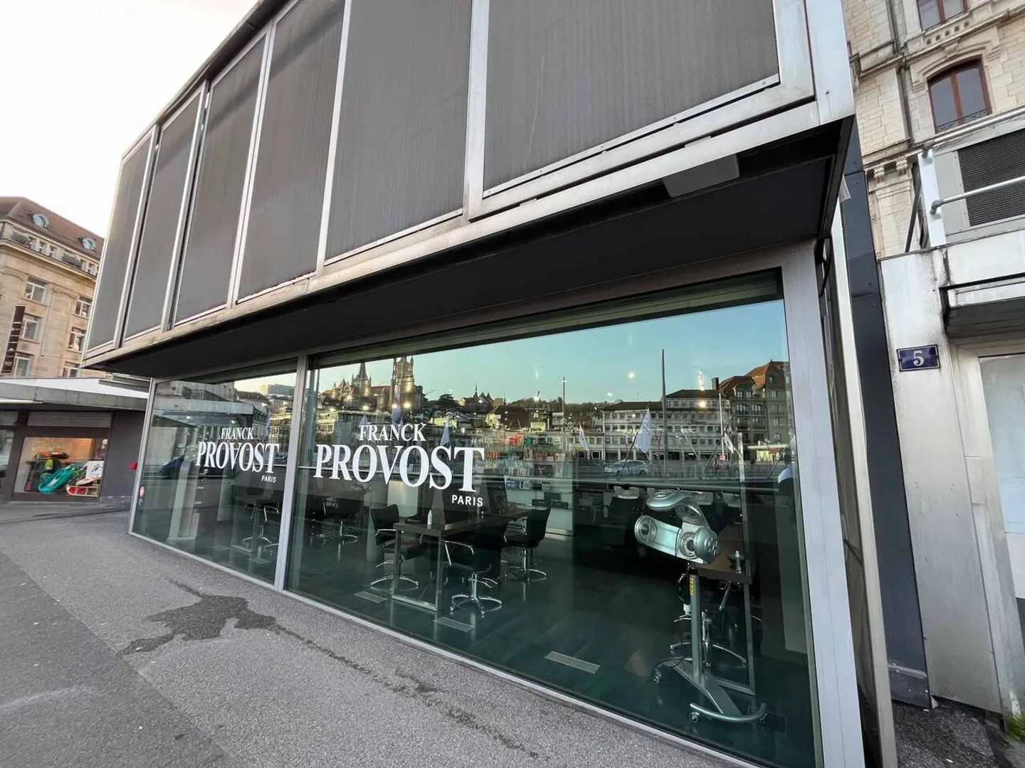 Hairdressing-barber salon in the city center with a view of the cathedral - Photo 5 of 5