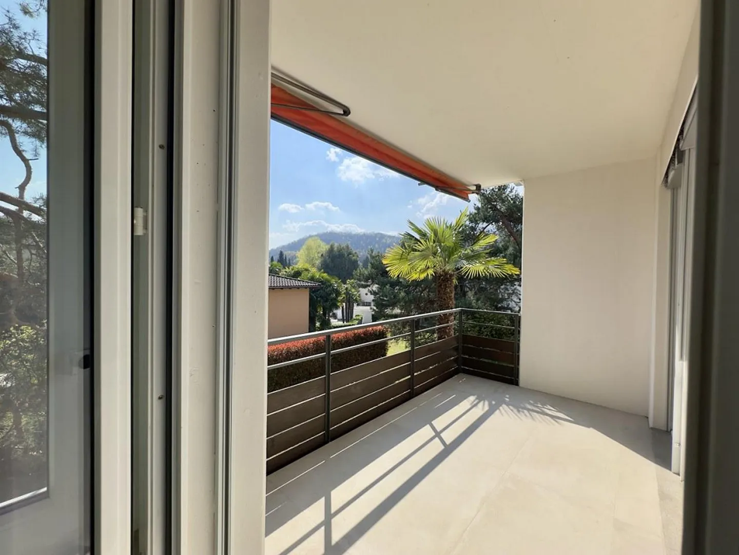 APPARTEMENT 4.5 PIÈCES RÉNOVÉ - DANS UN IMMEUBLE AVEC PISCINE COMMUNAUTAIRE - Photo 6 sur 13