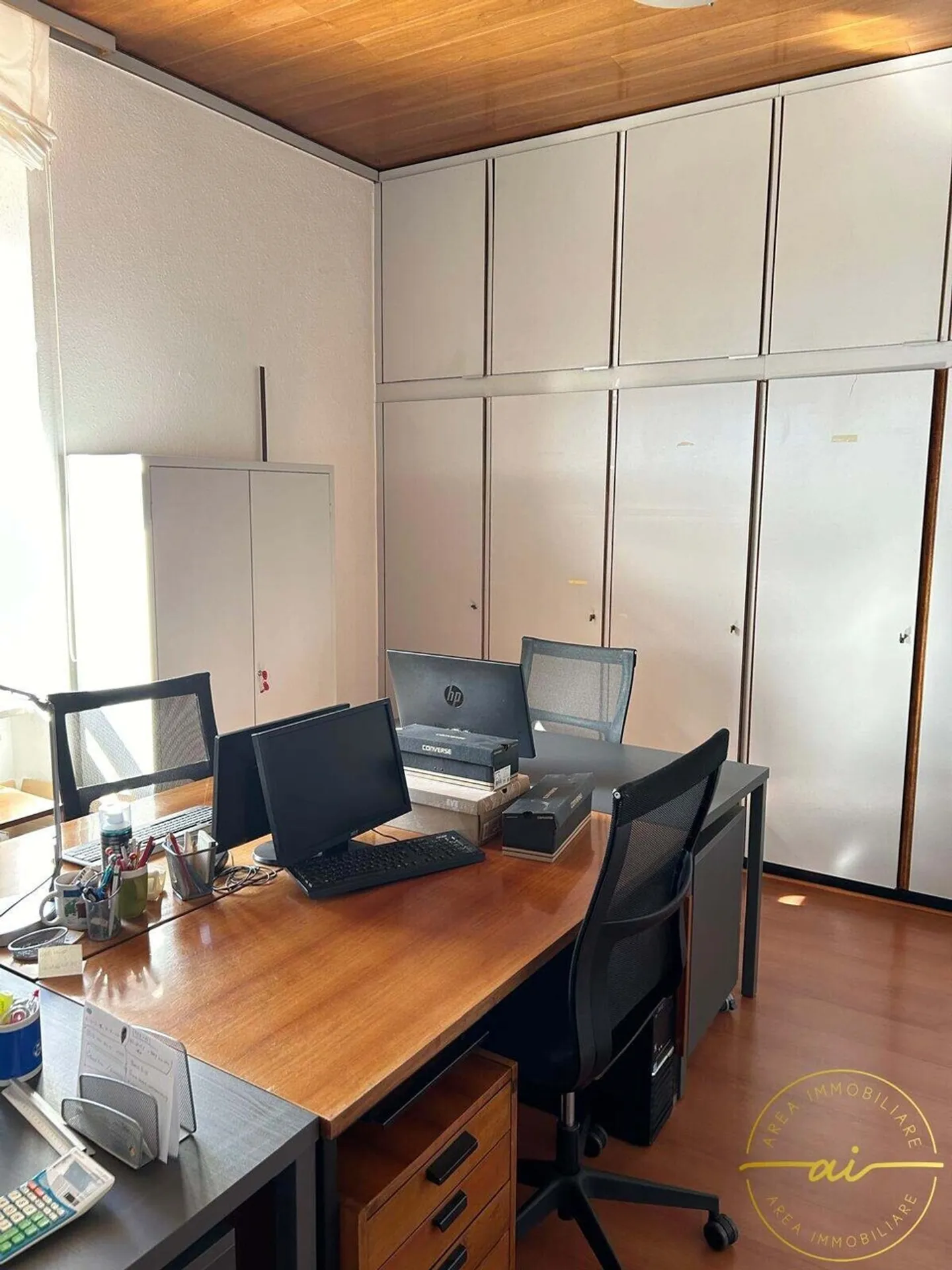 BUREAUX ÉLÉGANTS MEUBLÉS AVEC PARKINGS INCLUS À MENDRISIO - Photo 4 sur 5