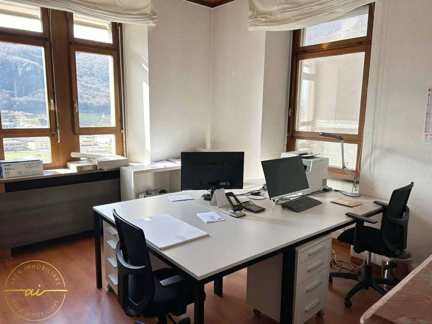 BUREAUX ÉLÉGANTS MEUBLÉS AVEC PARKINGS INCLUS À MENDRISIO - Photo 3 sur 5