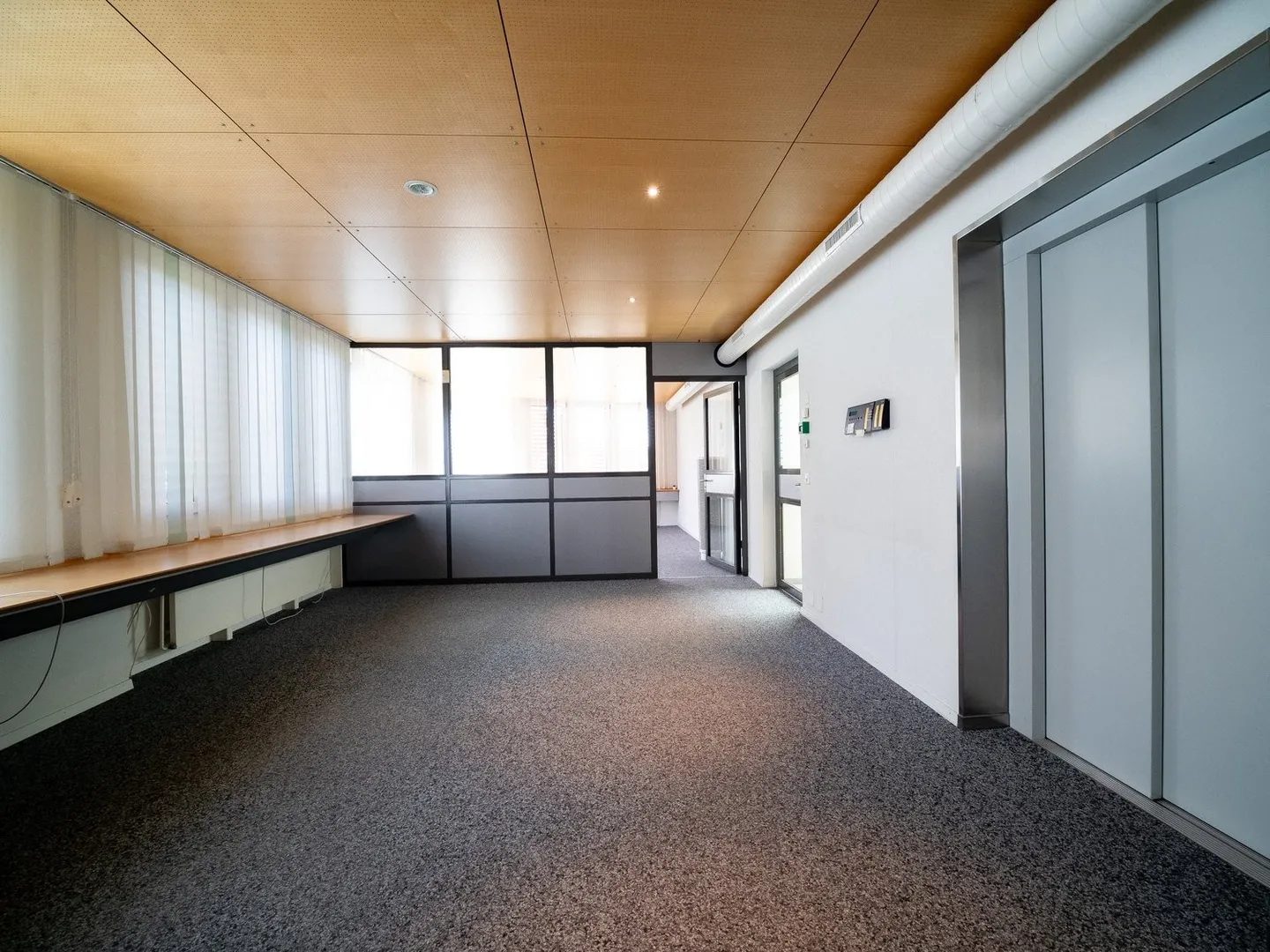 À louer - espace commercial lumineux à Ueberstorf - Photo 5 sur 6