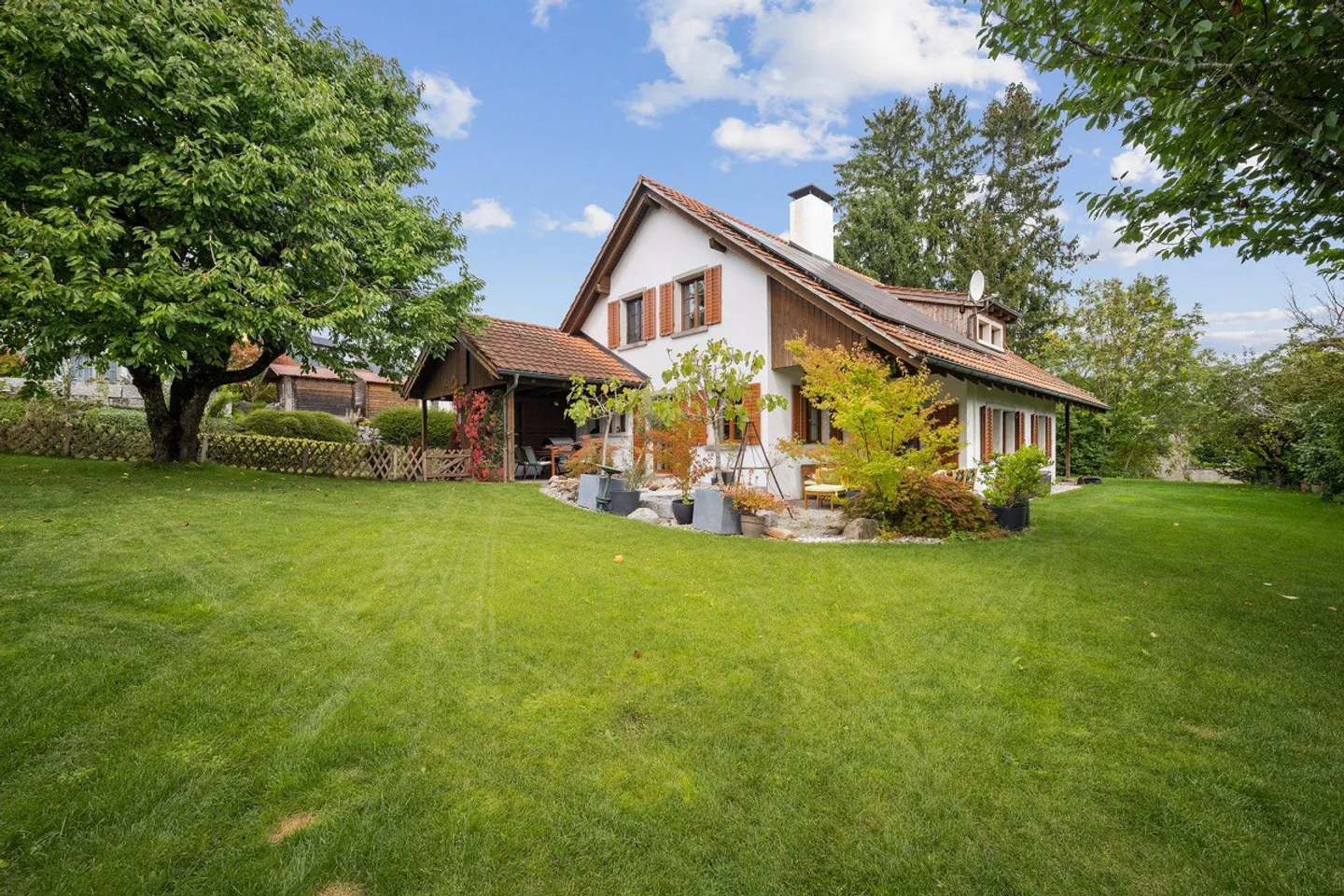 Exklusives Landhaus mit grossem Garten - Foto 1 von 13