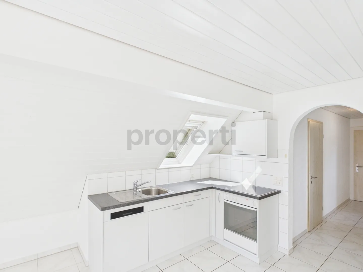 Belle, charmante et grande appartement en penthouse de 3.5 pièces - Photo 2 sur 11