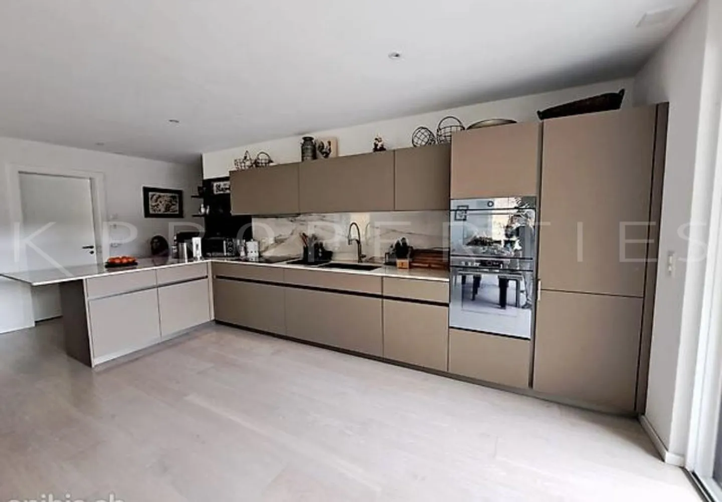 Geräumige Wohnung mit Terrasse - Foto 3 von 10