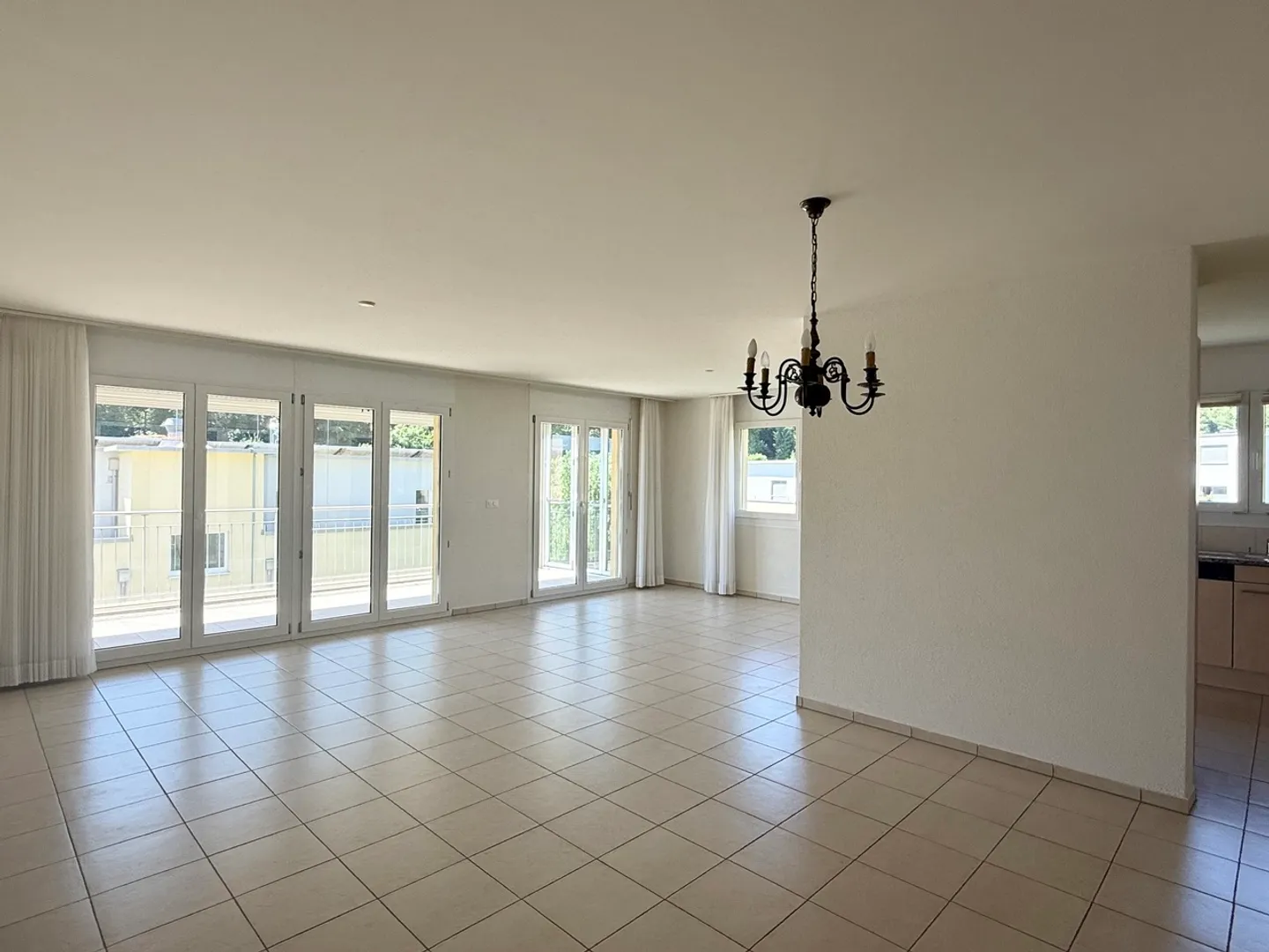 APPARTAMENTO 4,5 STANZE CON BALCONE SPAZIOSO E VERSATILI LOCALI DI STOCCAGGIO - Foto 6 di 13