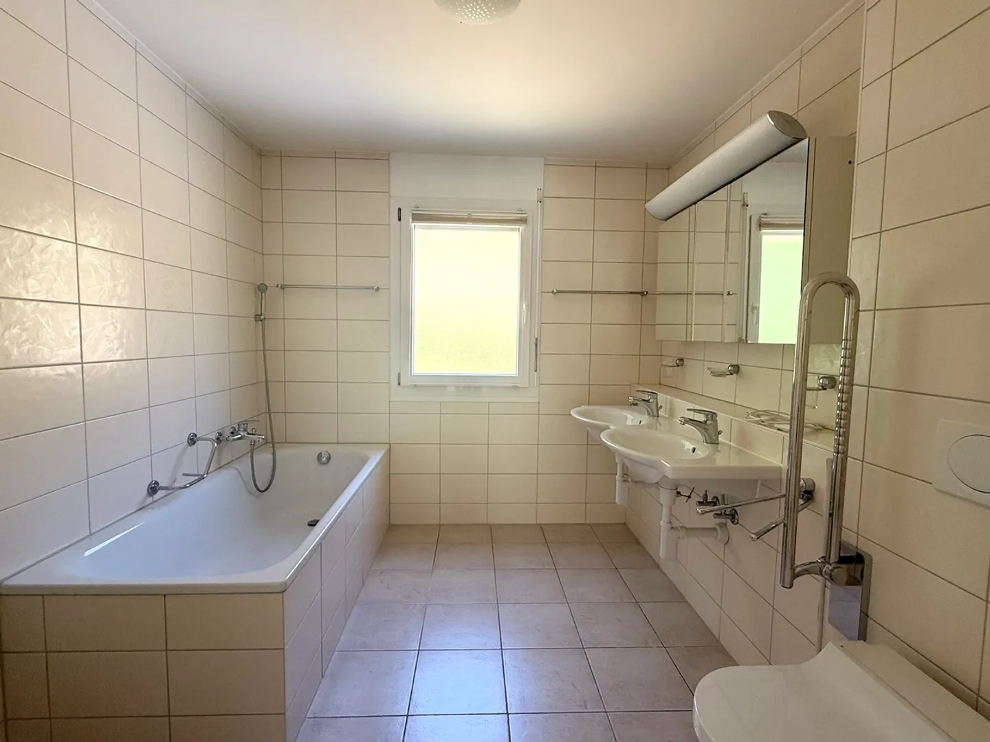APPARTAMENTO 4,5 STANZE CON BALCONE SPAZIOSO E VERSATILI LOCALI DI STOCCAGGIO - Foto 7 di 13