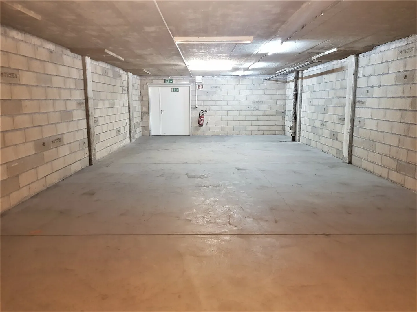 Zona a Budron - Area di carico disponibile - Magazzino di 152 m2 - Foto 2 di 2