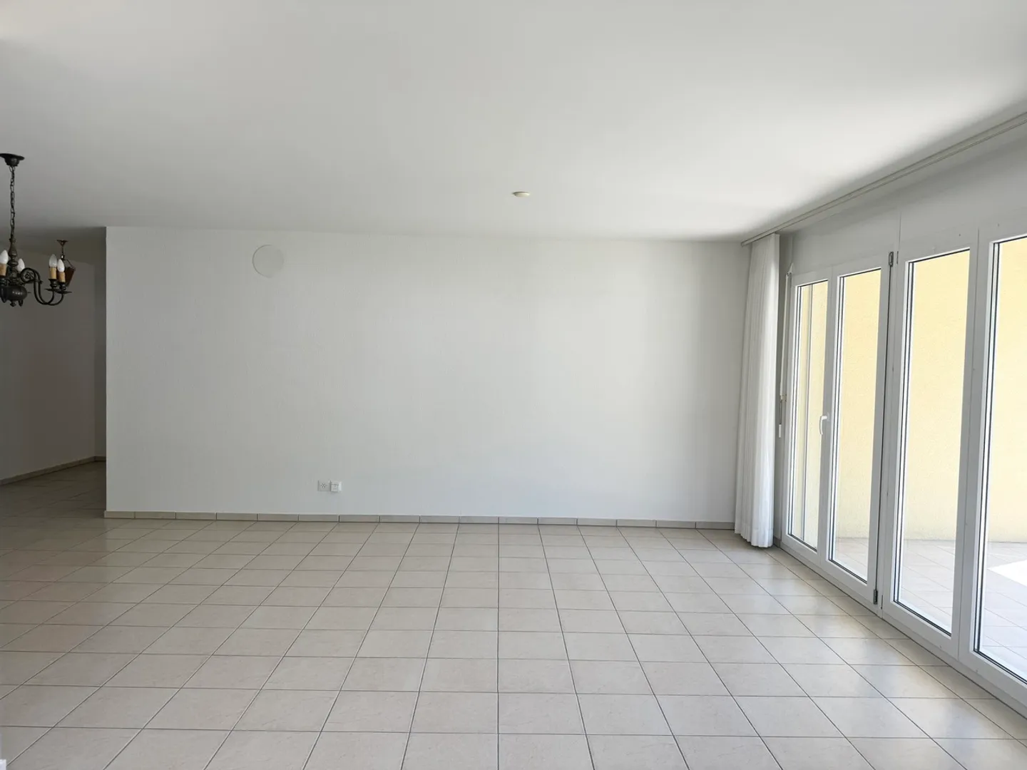 APPARTAMENTO 4,5 STANZE CON BALCONE SPAZIOSO E VERSATILI LOCALI DI STOCCAGGIO - Foto 8 di 13