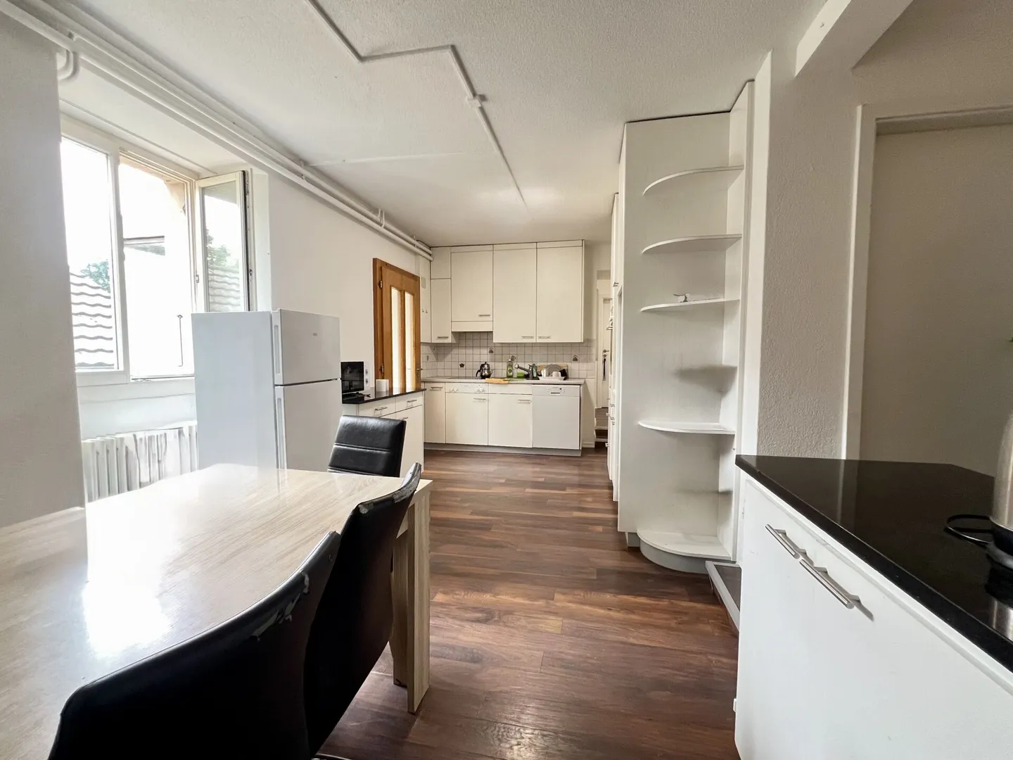 Maison multifamiliale entièrement louée avec trois grands appartements - Photo 1 sur 10