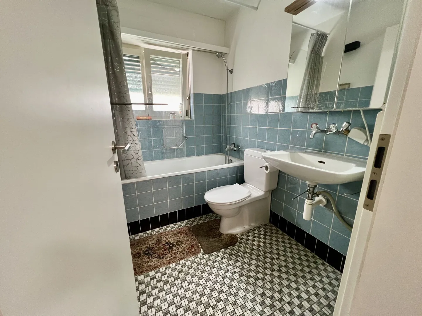 Maison multifamiliale entièrement louée avec trois grands appartements - Photo 3 sur 10