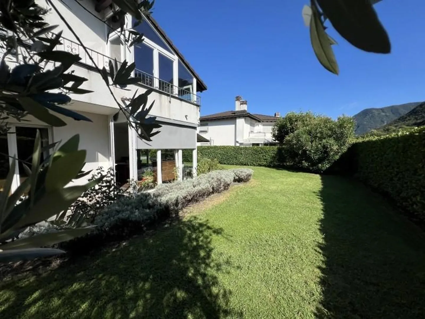 VILLA UNIFAMILIARE CON GIARDINO, MOLTO SOLEGGIATA - Foto 2 di 13