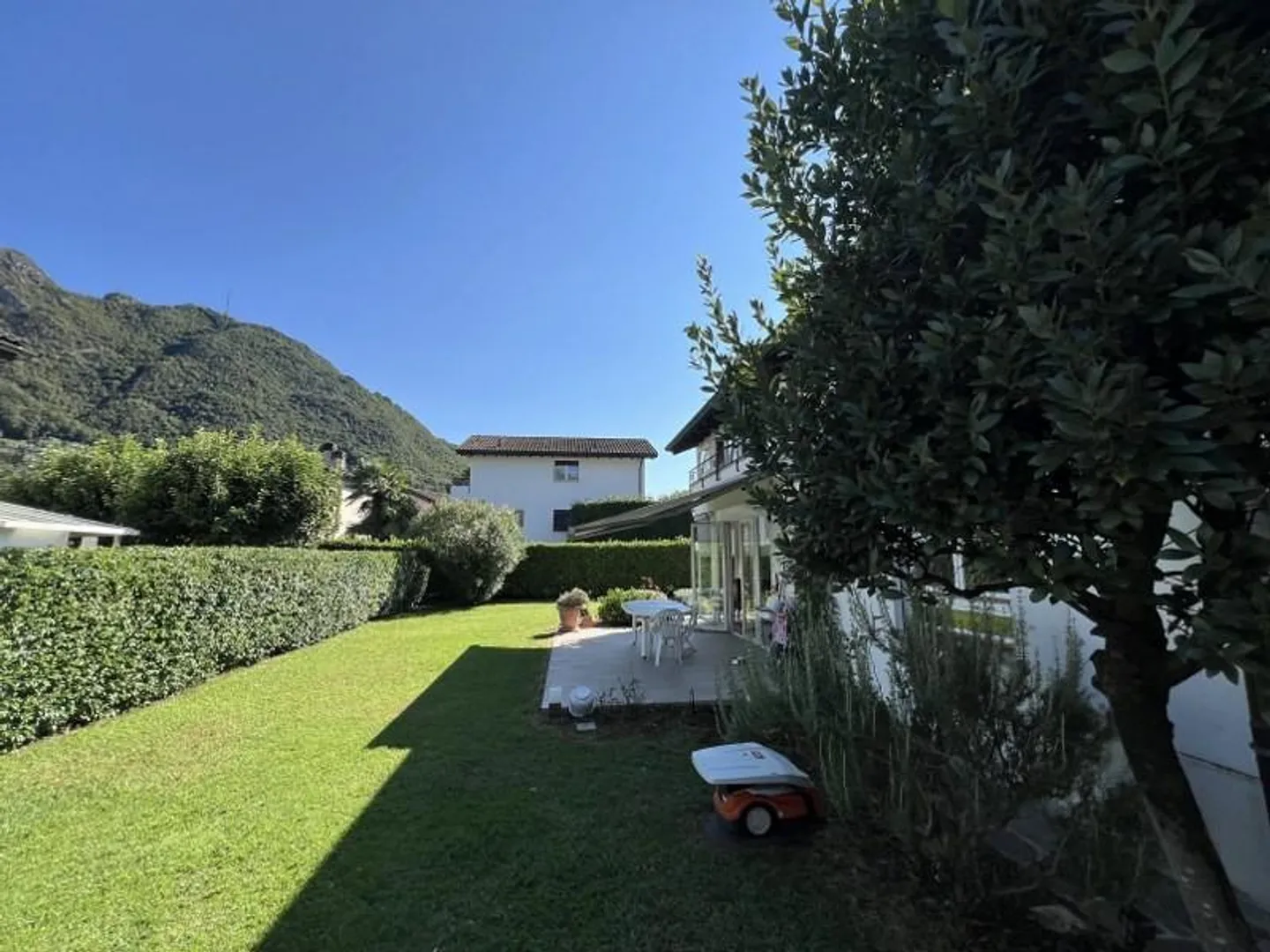 VILLA UNIFAMILIARE CON GIARDINO, MOLTO SOLEGGIATA - Foto 3 di 13