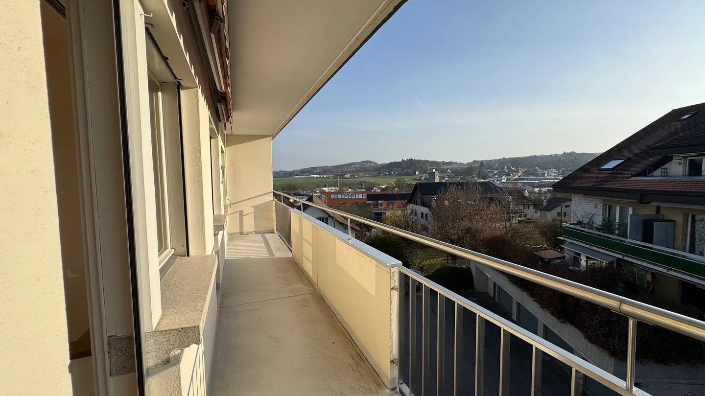 Charming Renovated Apartment - Photo 7 of 8