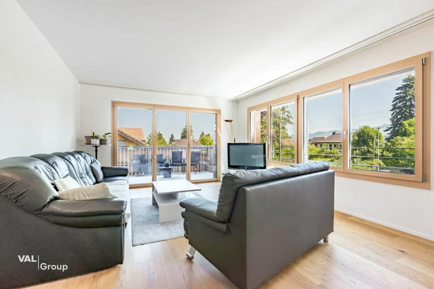 Vie moderne avec vue à Wimmis, alliant tranquillité, confort et paysage - Photo 2 sur 12