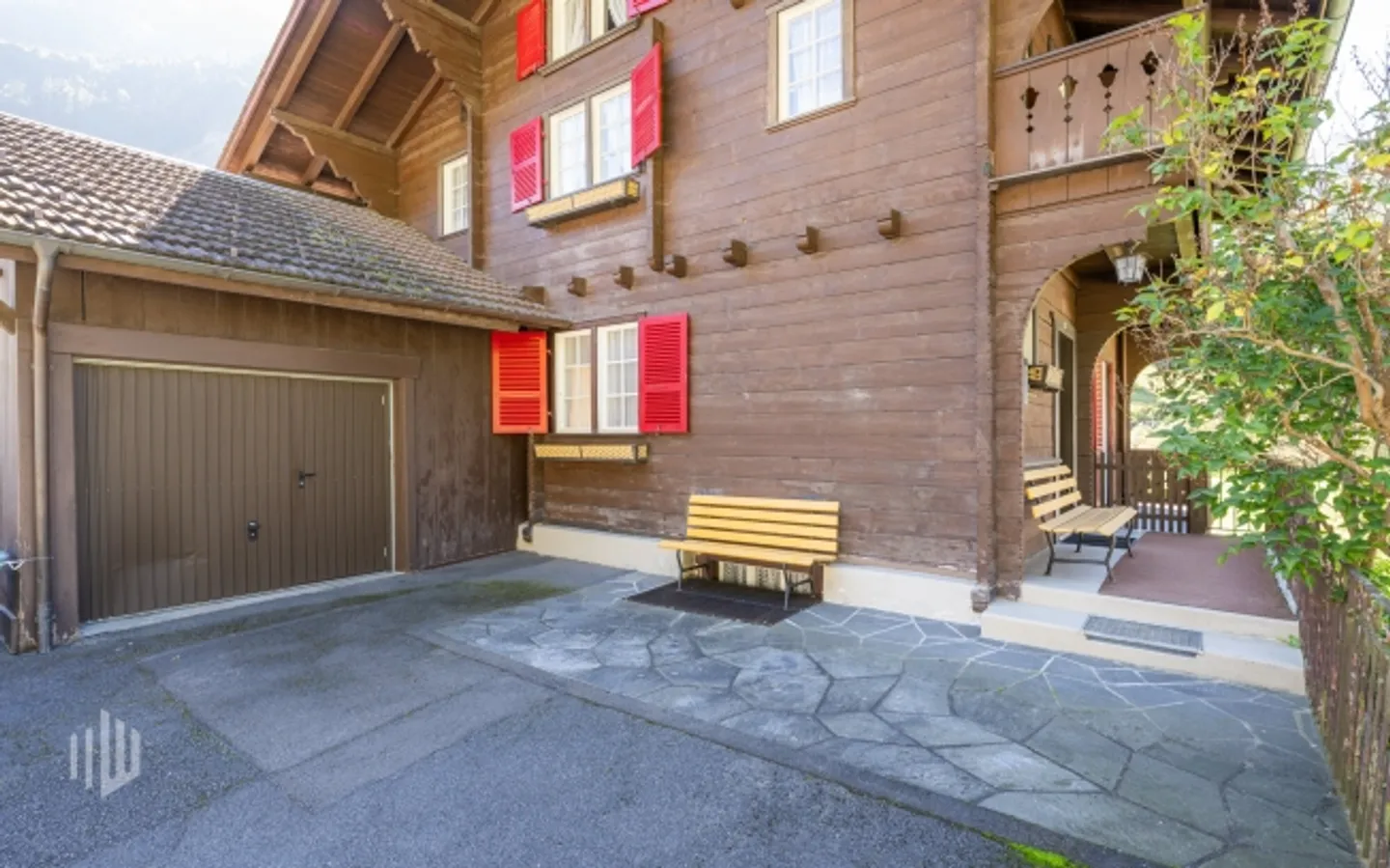 «ImmoWyss -  2-Familienhaus im wunderschönen Chalet-Stil mit Umschwung» - Foto 2 von 10
