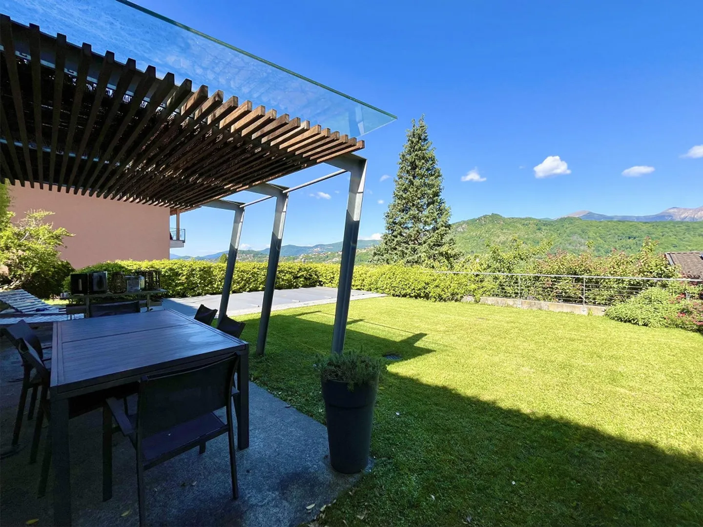 Bella villa moderna con 6,5 camere e piscina a Cadro - Foto 2 di 9