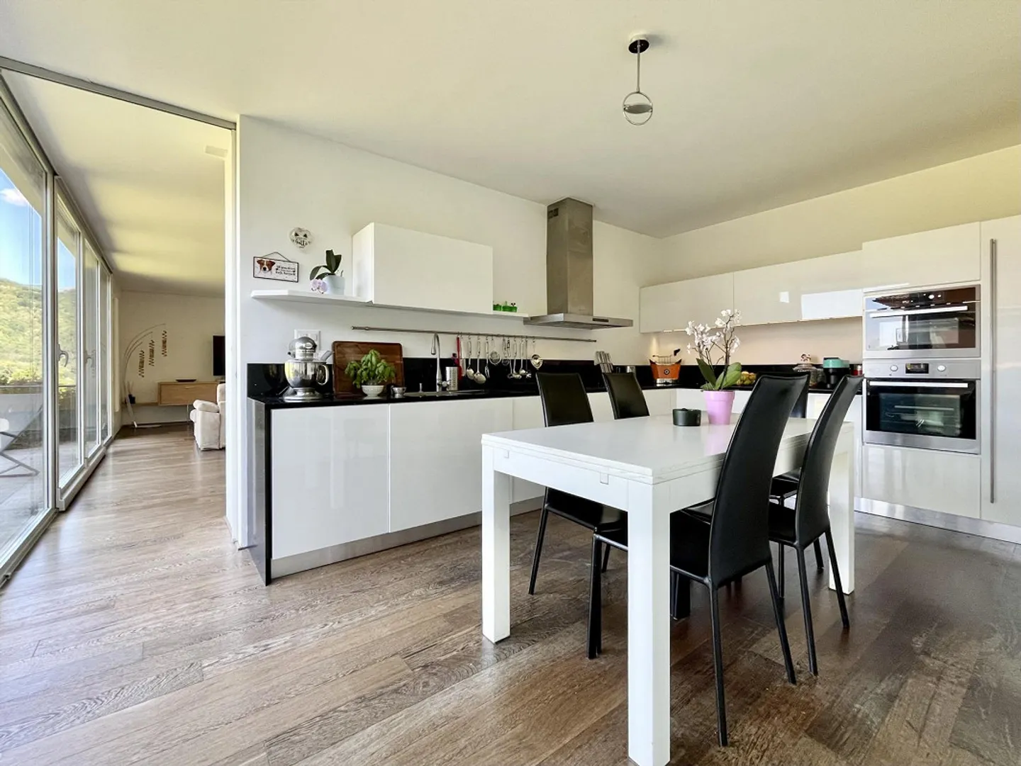 Bella villa moderna con 6,5 camere e piscina a Cadro - Foto 4 di 9