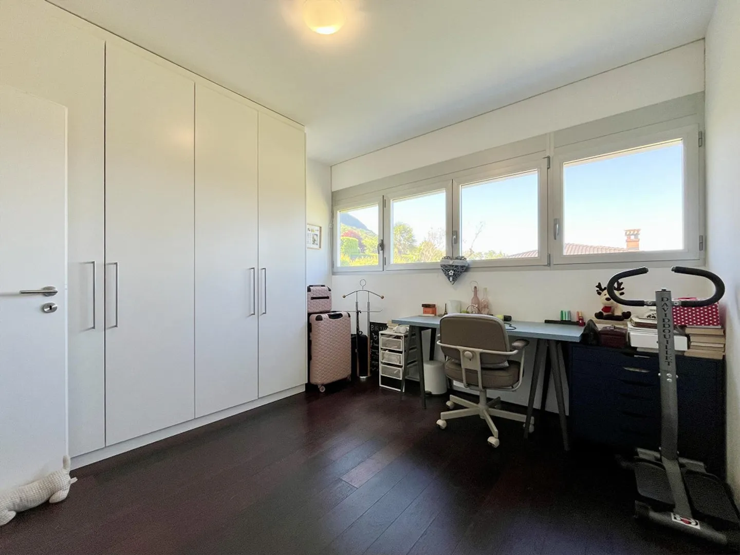 Bella villa moderna con 6,5 camere e piscina a Cadro - Foto 6 di 9