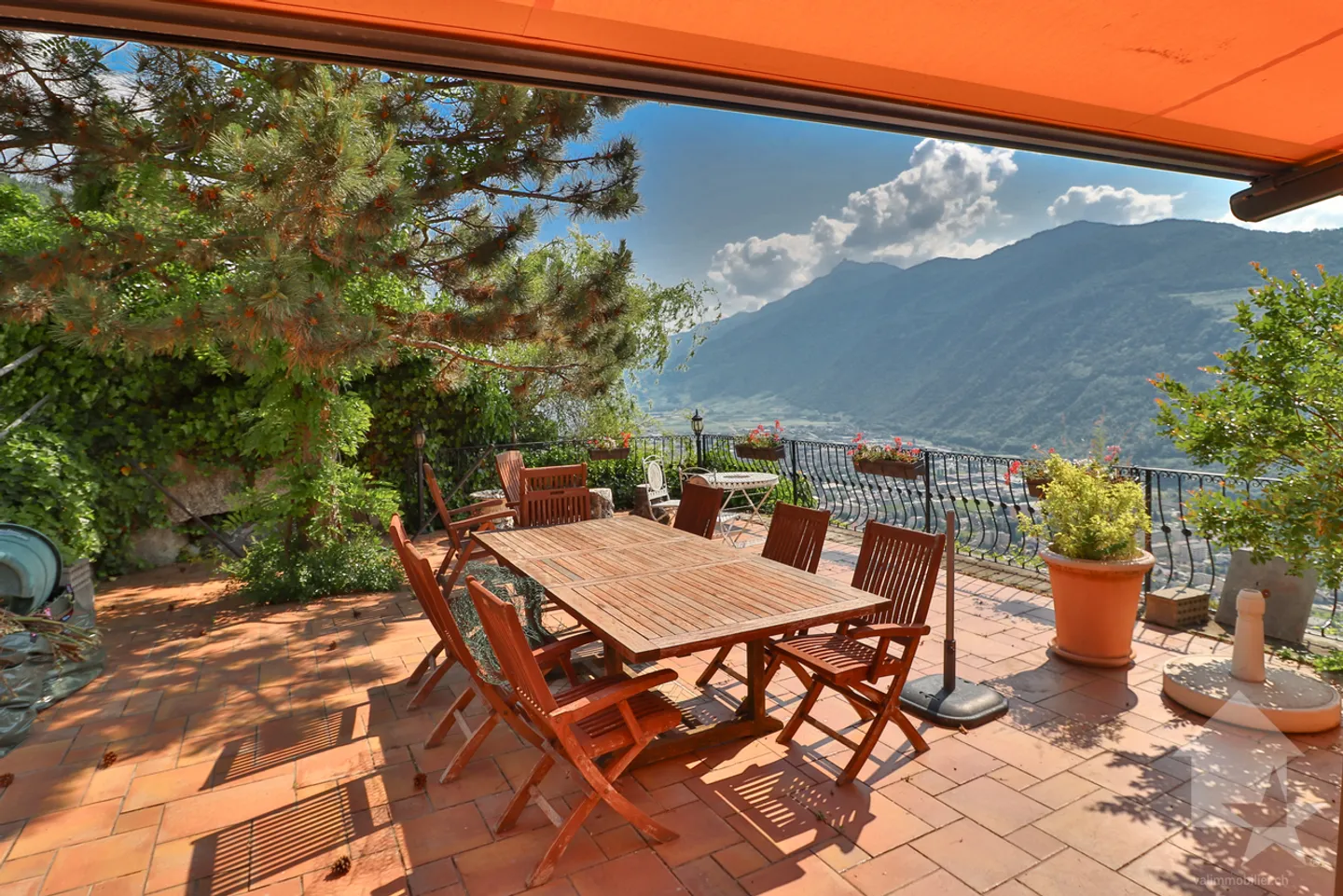 Geräumiges 11-Zimmer-Haus im Zentrum des Weinbergs von Martigny-Combe - Foto 1 von 34