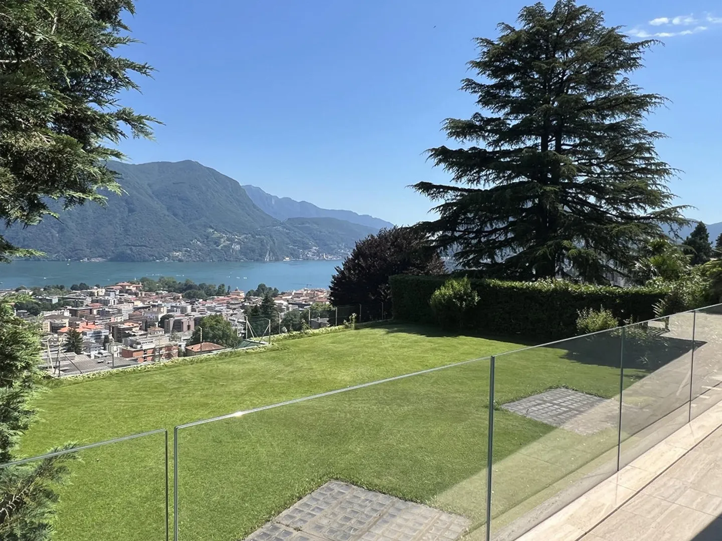 LUXURIÖSE VILLA IN PRIVILEGIERTER LAGE - Foto 1 von 13