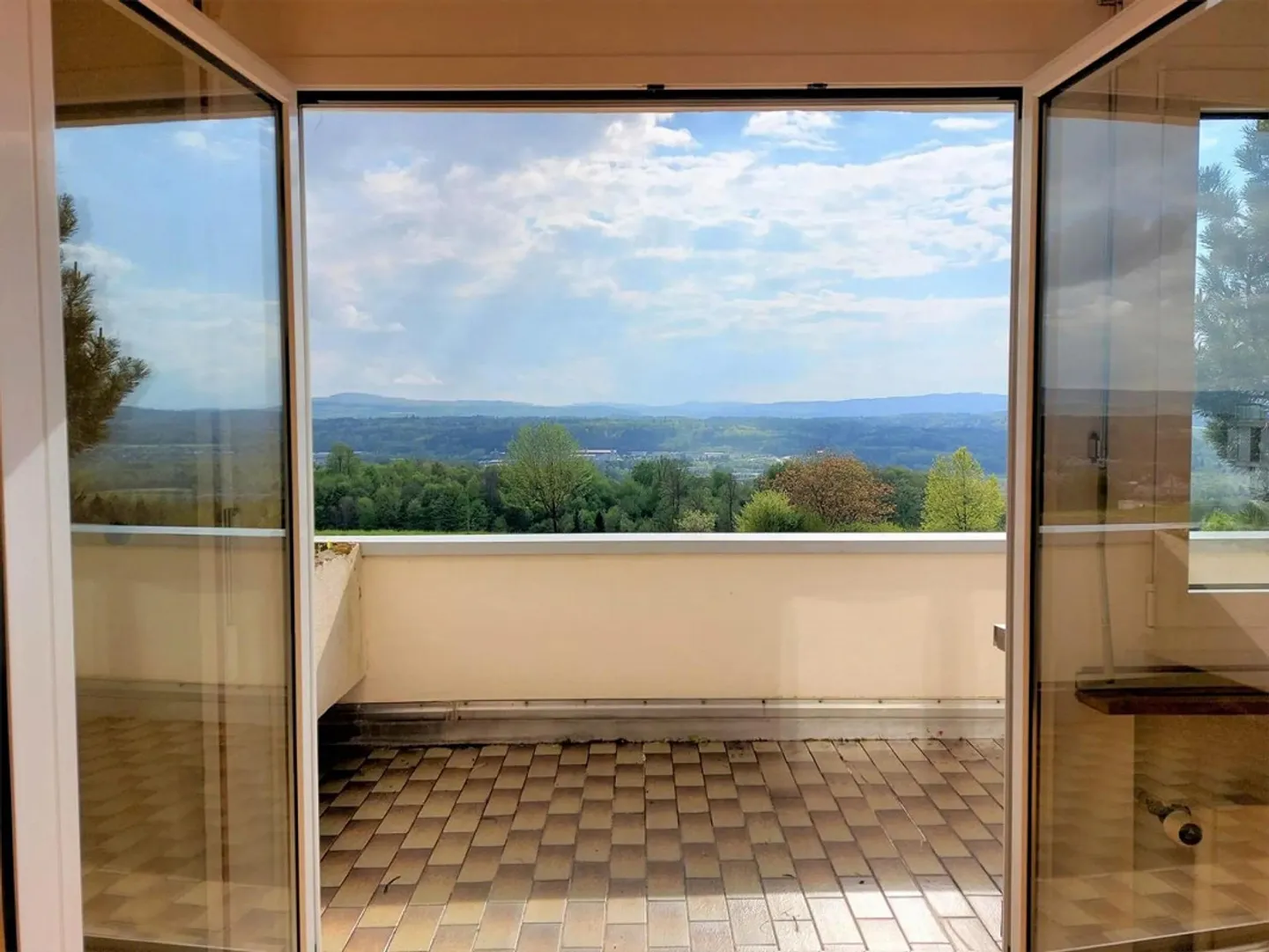 Single-family house with garden and view near Zurich. - Photo 3 of 3