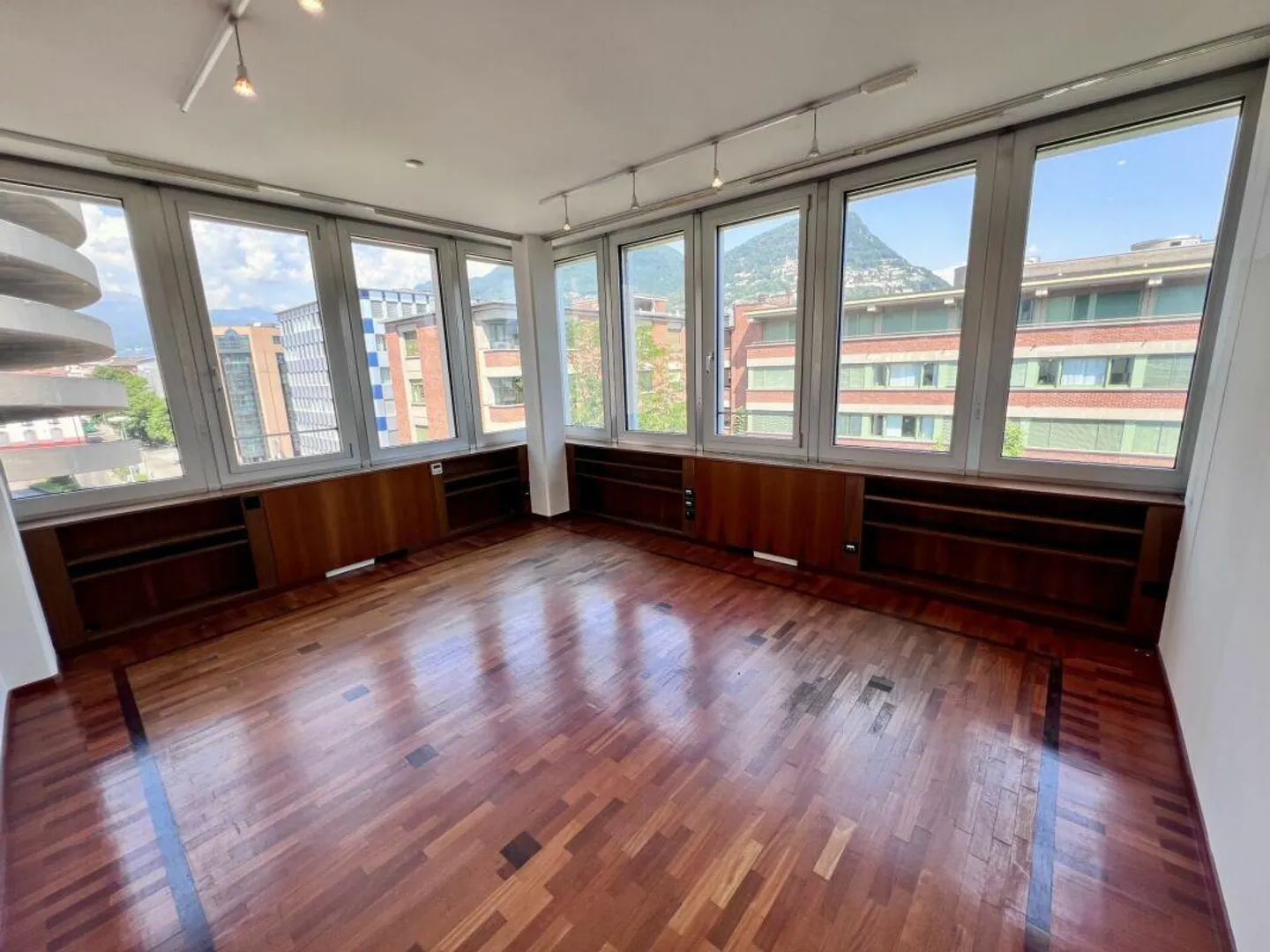Office in city center - Photo 2 of 5