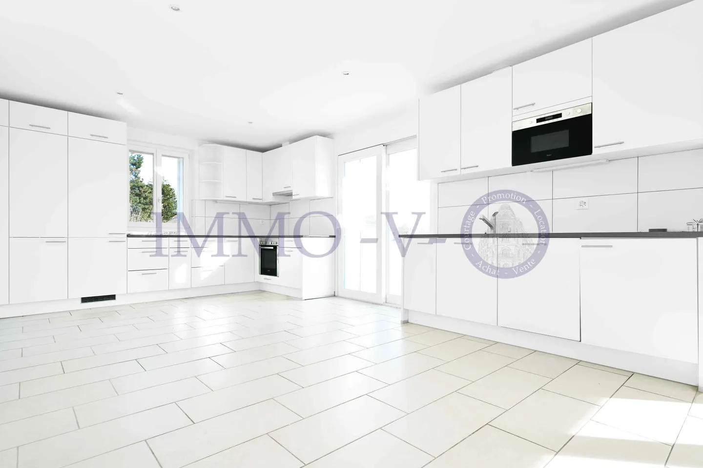 SPACIOUS AND BRIGHT WITH A LARGE BALCONY-TERRACE OF 60M2 AND LAKE VIEW - Photo 3 of 11