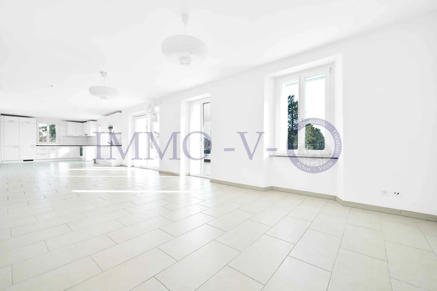 SPACIOUS AND BRIGHT WITH A LARGE BALCONY-TERRACE OF 60M2 AND LAKE VIEW - Photo 4 of 11