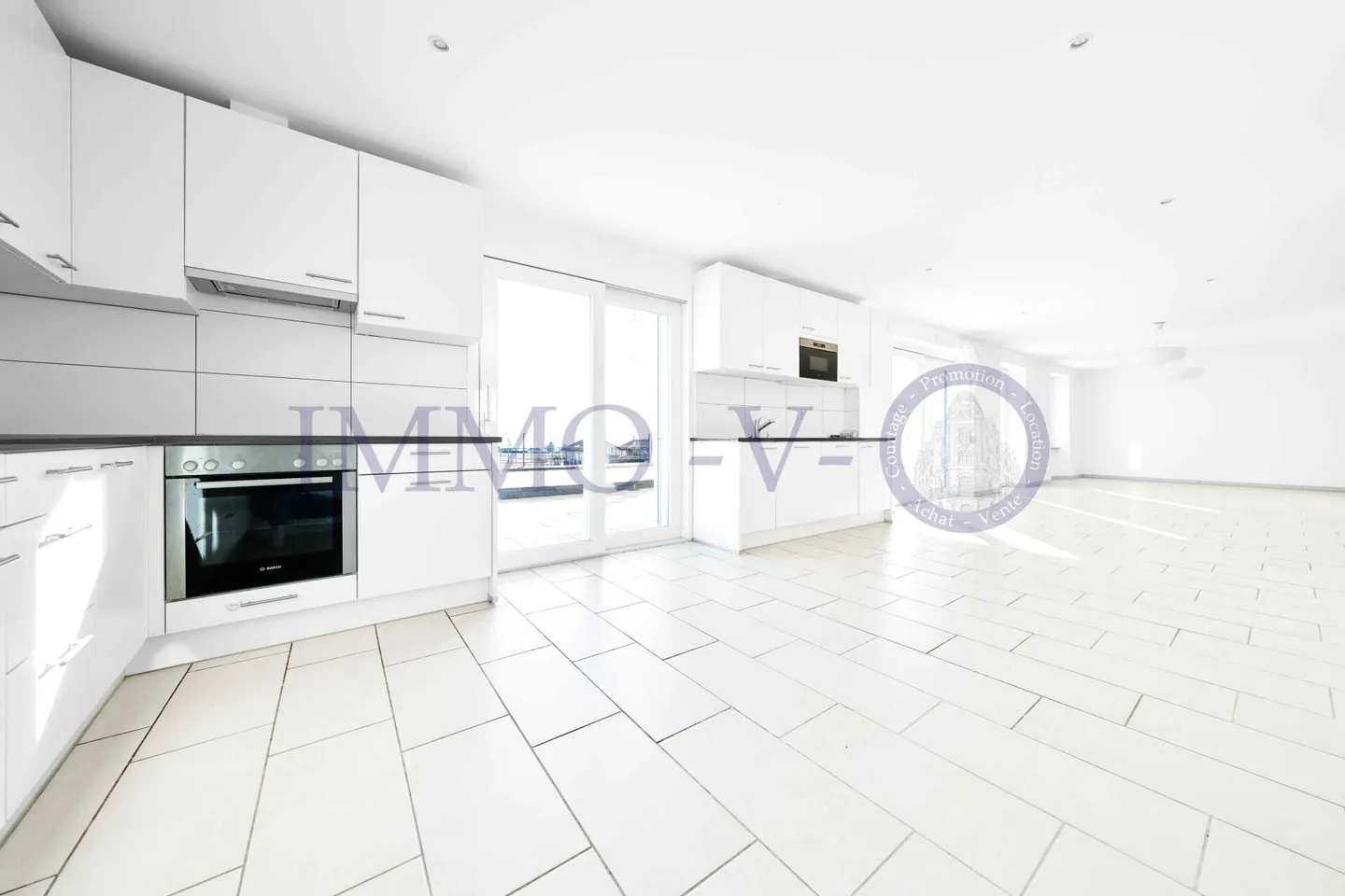 SPACIOUS AND BRIGHT WITH A LARGE BALCONY-TERRACE OF 60M2 AND LAKE VIEW - Photo 5 of 11