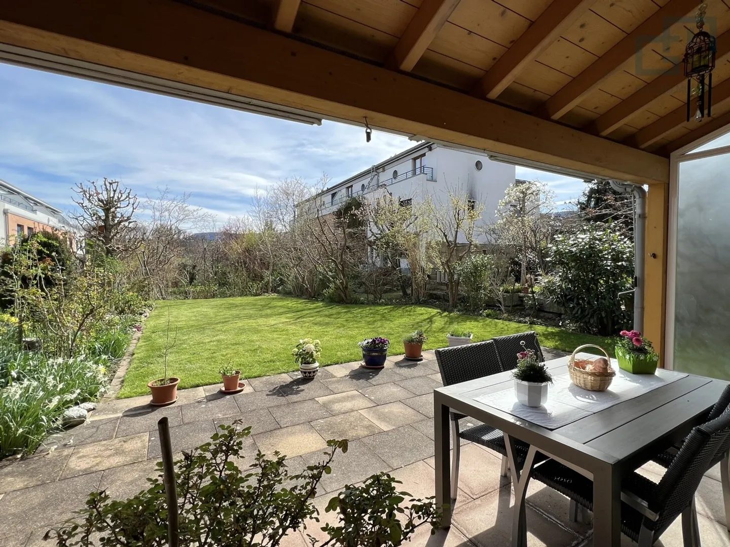 Maison de rangée ensoleillée avec beau jardin ! - Photo 2 sur 12