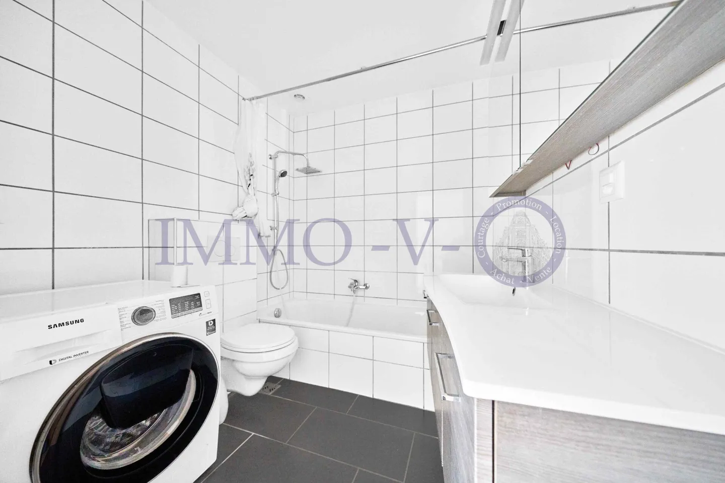 SPACIOUS AND BRIGHT WITH A LARGE BALCONY-TERRACE OF 60M2 AND LAKE VIEW - Photo 10 of 11