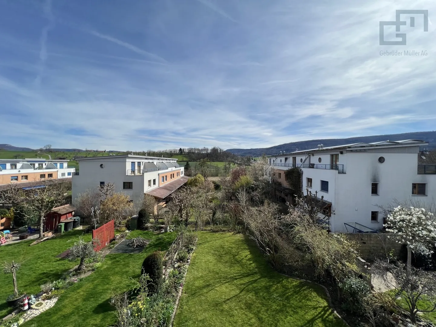 Maison de rangée ensoleillée avec beau jardin ! - Photo 4 sur 12