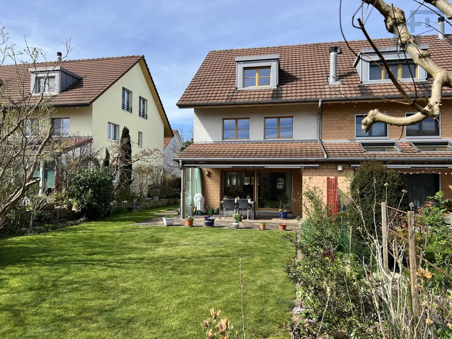 Maison de rangée ensoleillée avec beau jardin ! - Photo 1 sur 12